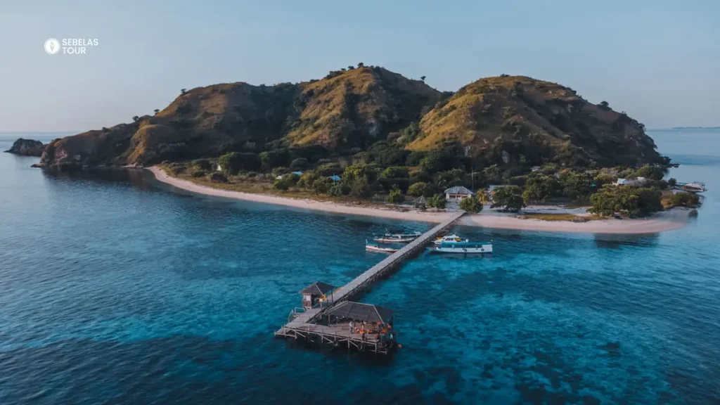 Snorkeling terumbu karang Kanawa Island