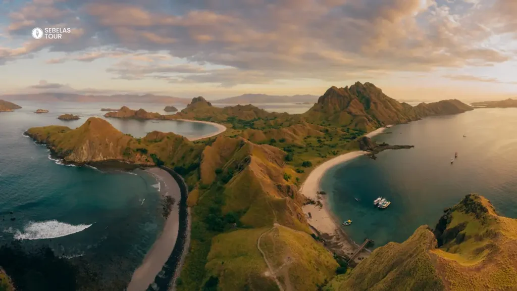 Trekking sunrise Padar Island trip 4D4N