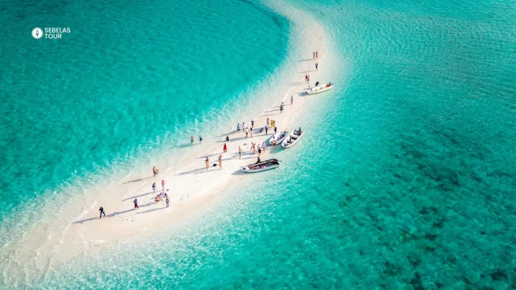 Gugusan pasir putih Taka Makassar Labuan Bajo