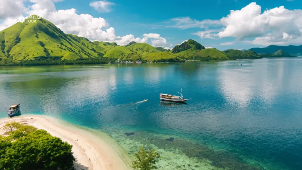 Kapal phinisi untuk open trip Labuan Bajo