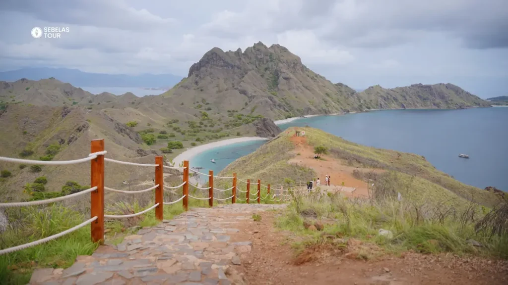 Trekking Pulau Padar sunrise Labuan Bajo
