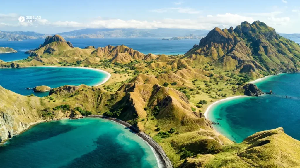 Pemandangan tiga teluk dari puncak Padar