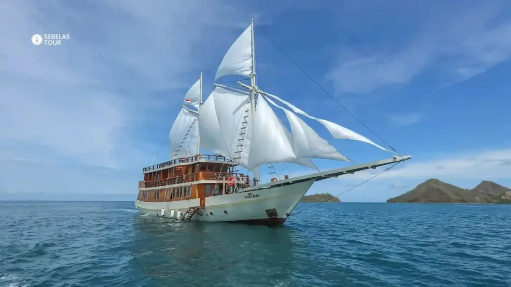 Kapal phinisi live on board Labuan Bajo