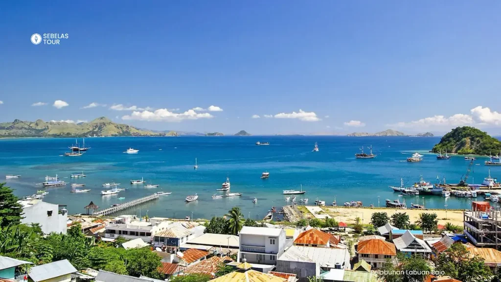 Pelabuhan Labuan Bajo dengan kapal sailing