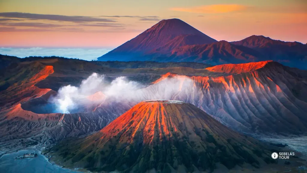 Sunrise Bromo dari sunrise point Penanjakan